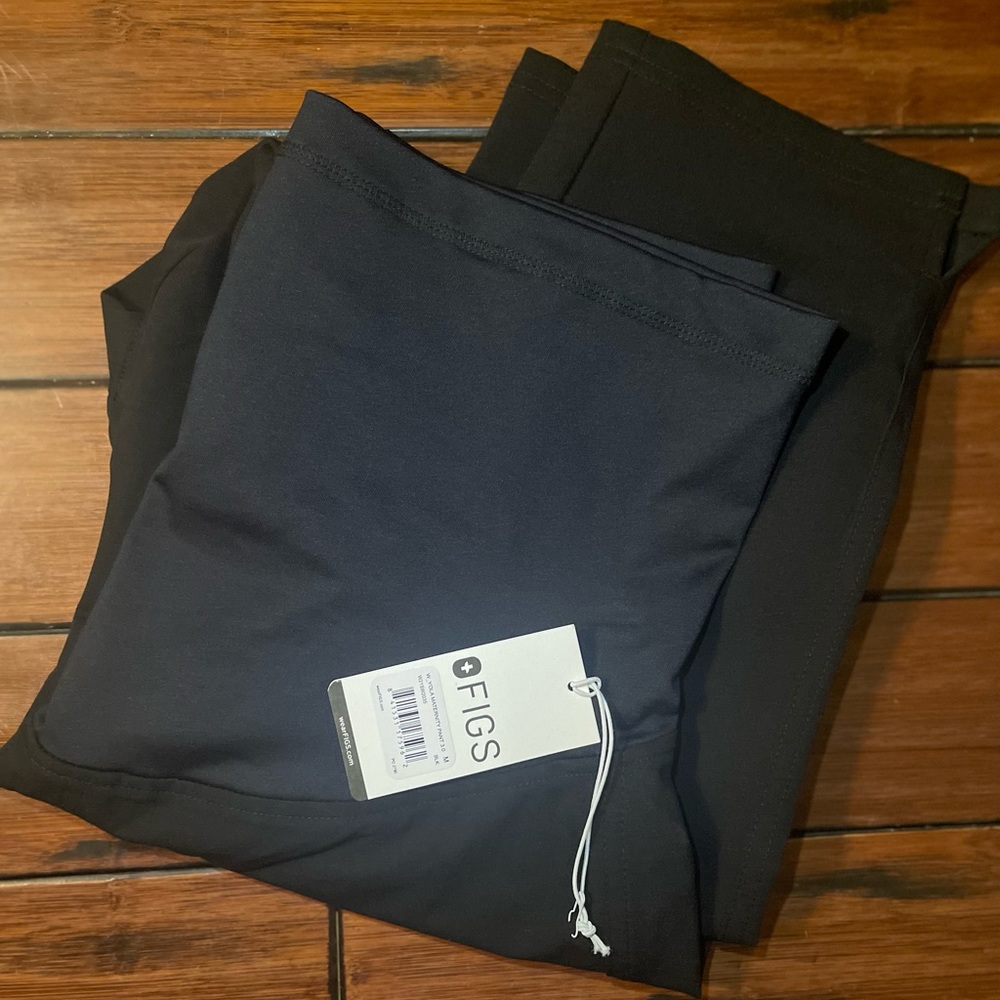 FIGS Black YOLA Maternity Scrub Pants
Size Medium